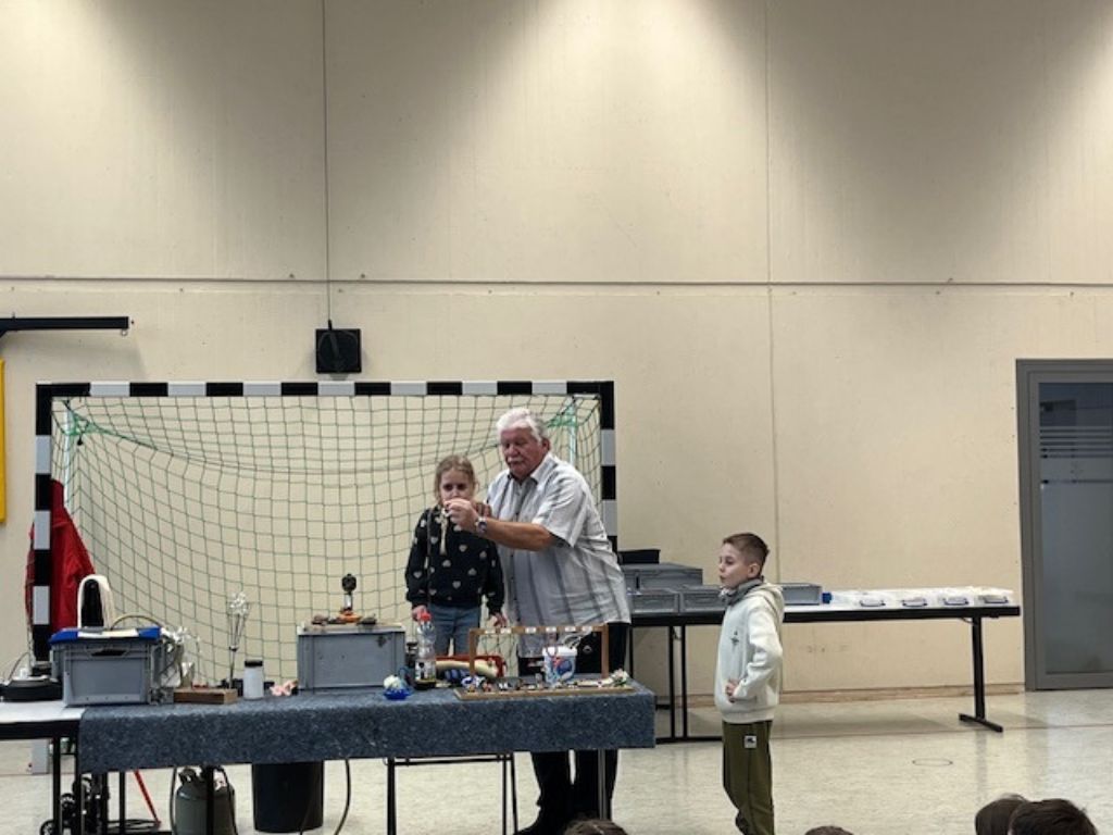 Glasbläser in der Fuchsbach Grundschule